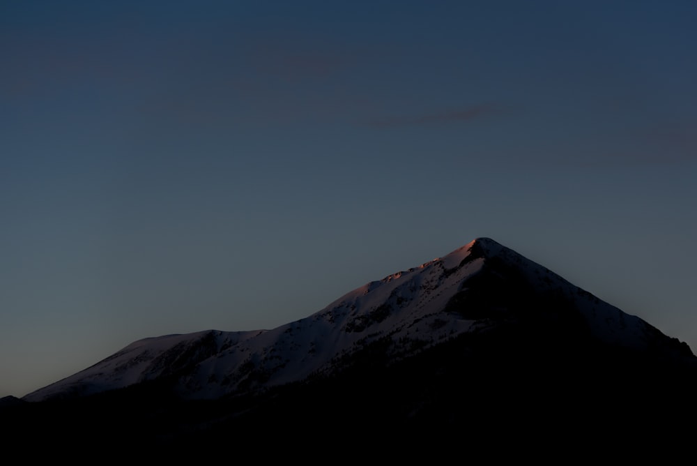 Bergsilhouette zur goldenen Stunde