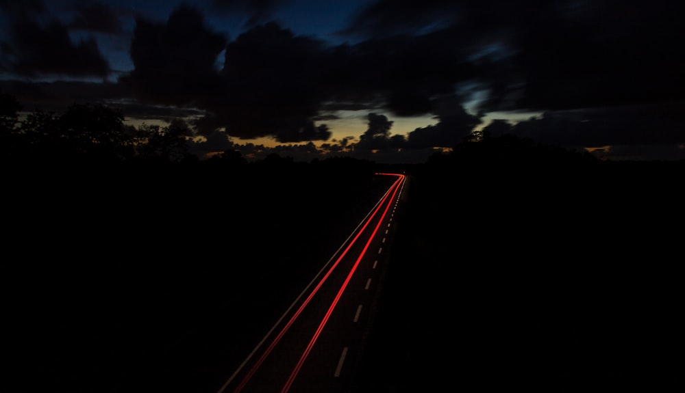 fotografia de lapso de tempo da luz do veículo