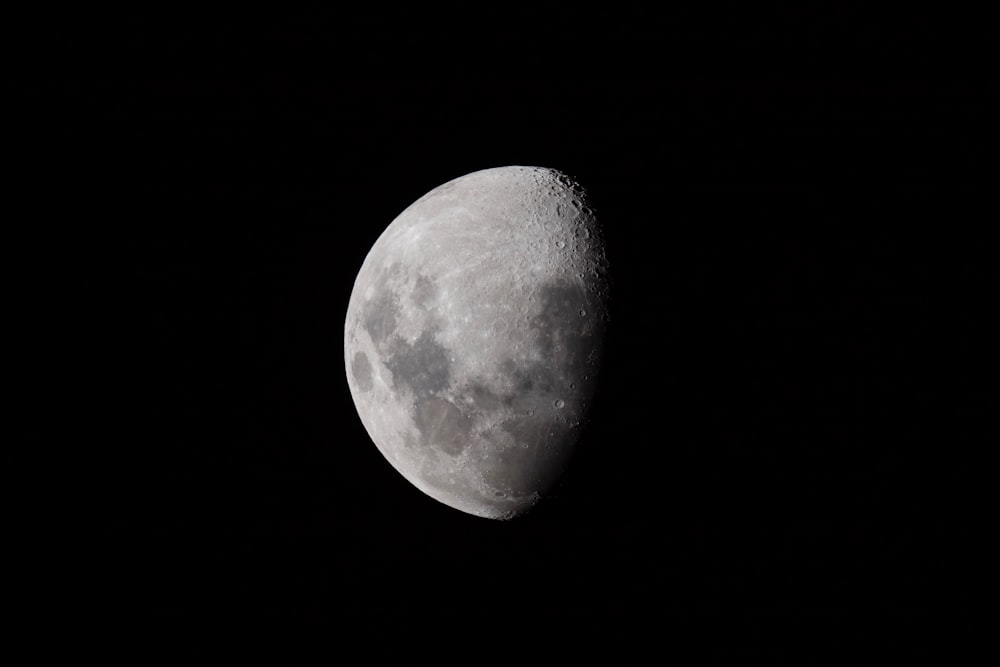 Half quarter moon 사진
