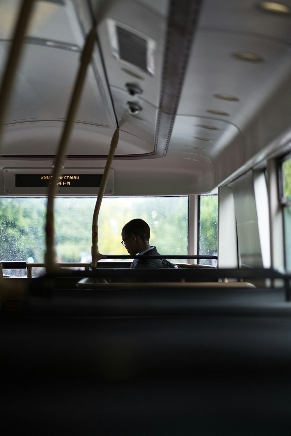 Chico dentro del autobús