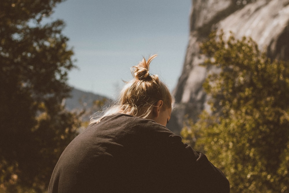 woman sitting near the tree