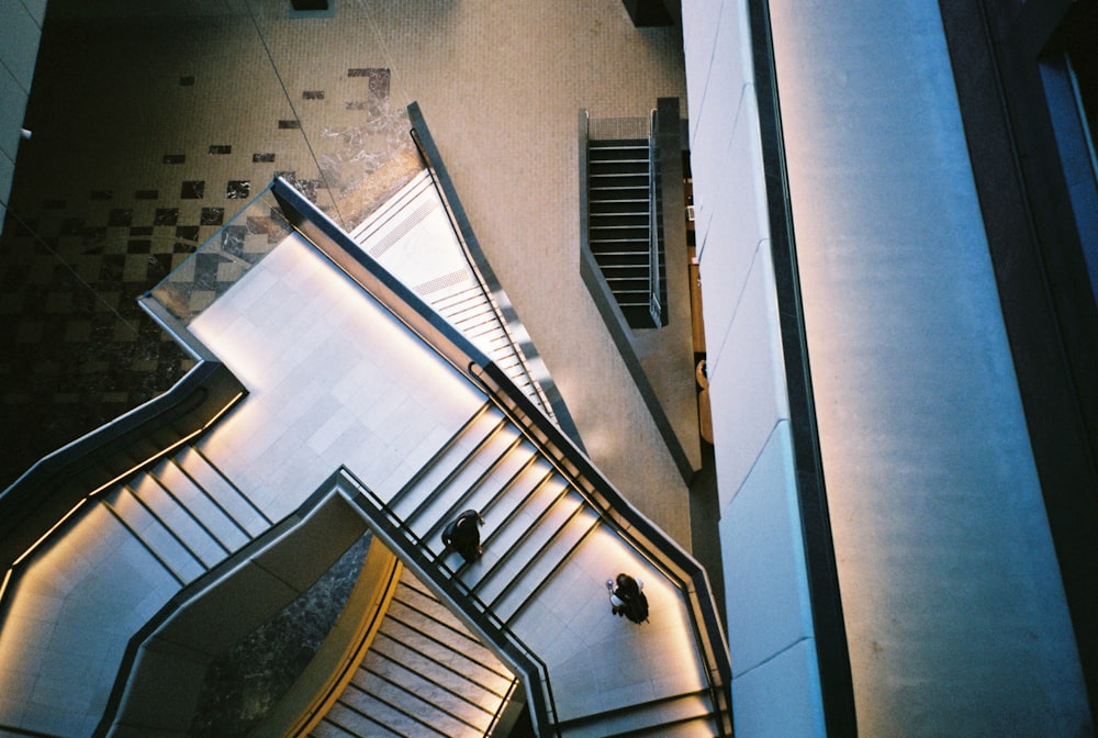 Foto de primer plano de dos personas en la escalera