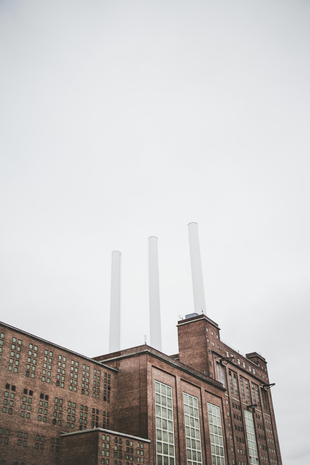 澄み切った空の下の茶色の工場
