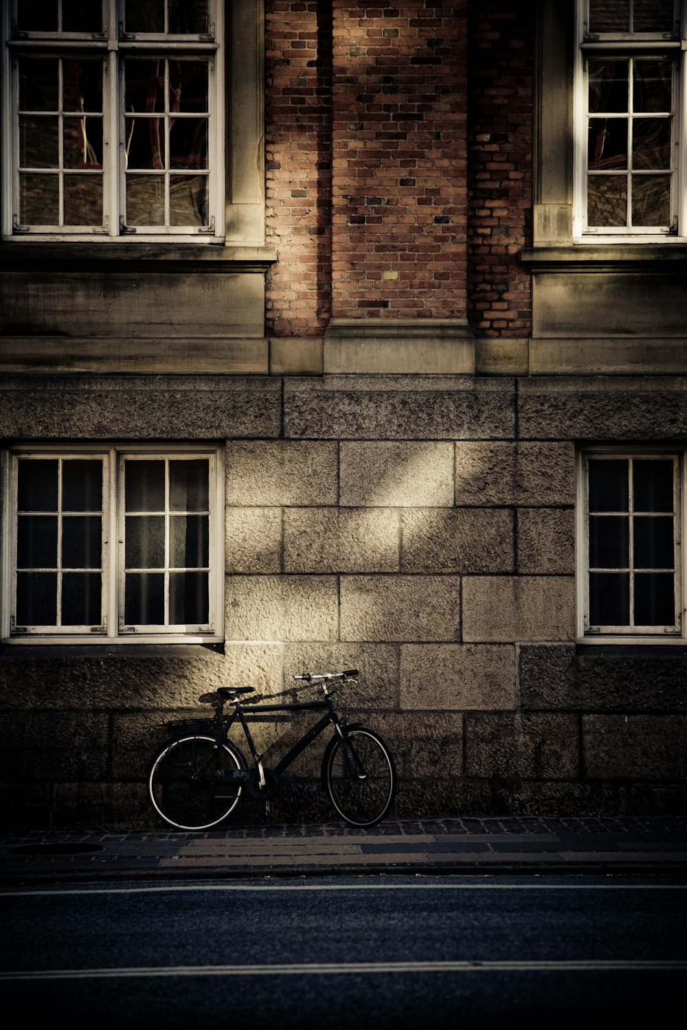 Bicicletta da montagna nera davanti alla casa in cemento marrone