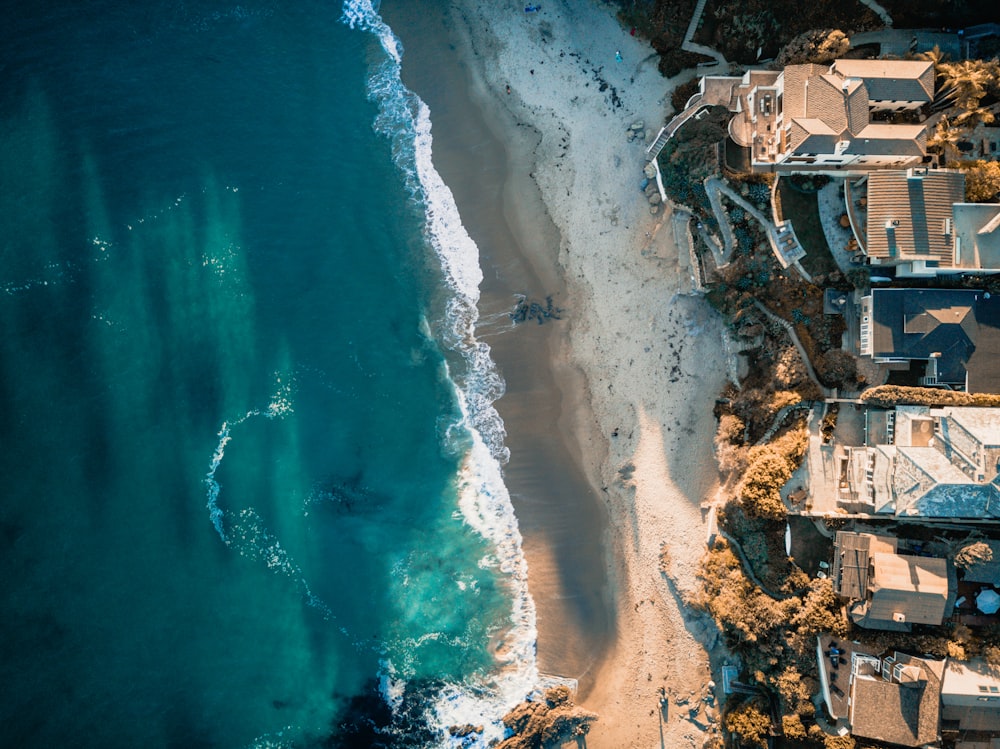 Fotografía aérea de la orilla del mar