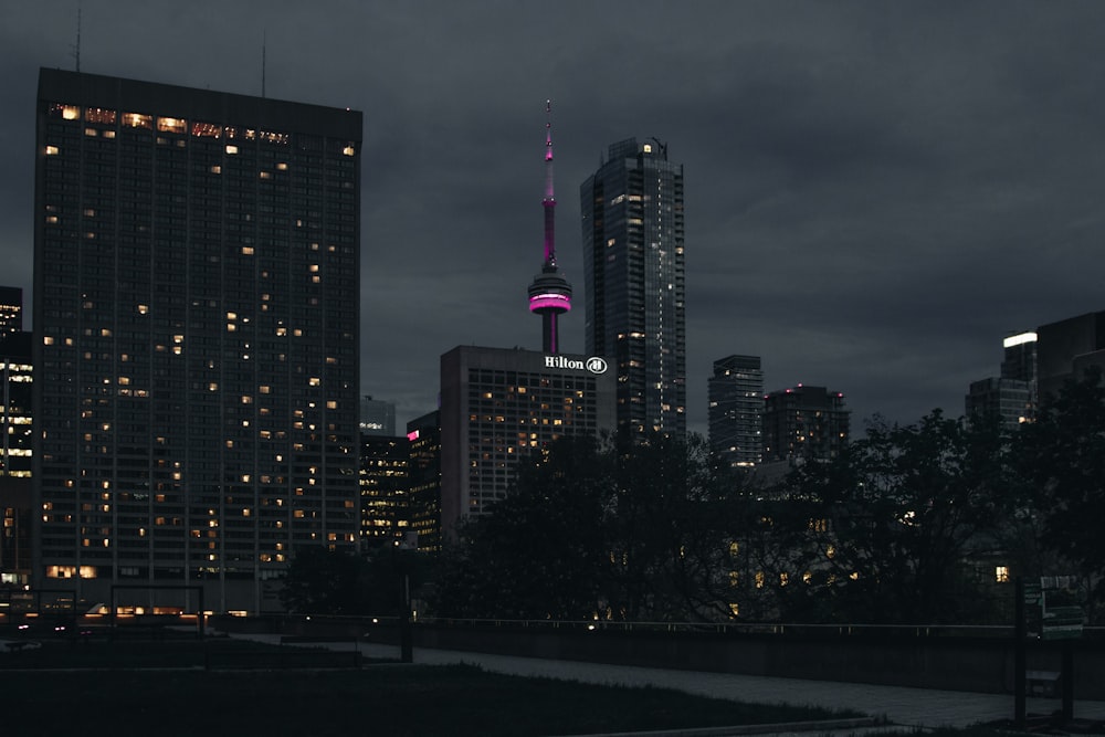 Bâtiments de la ville noirs et gris