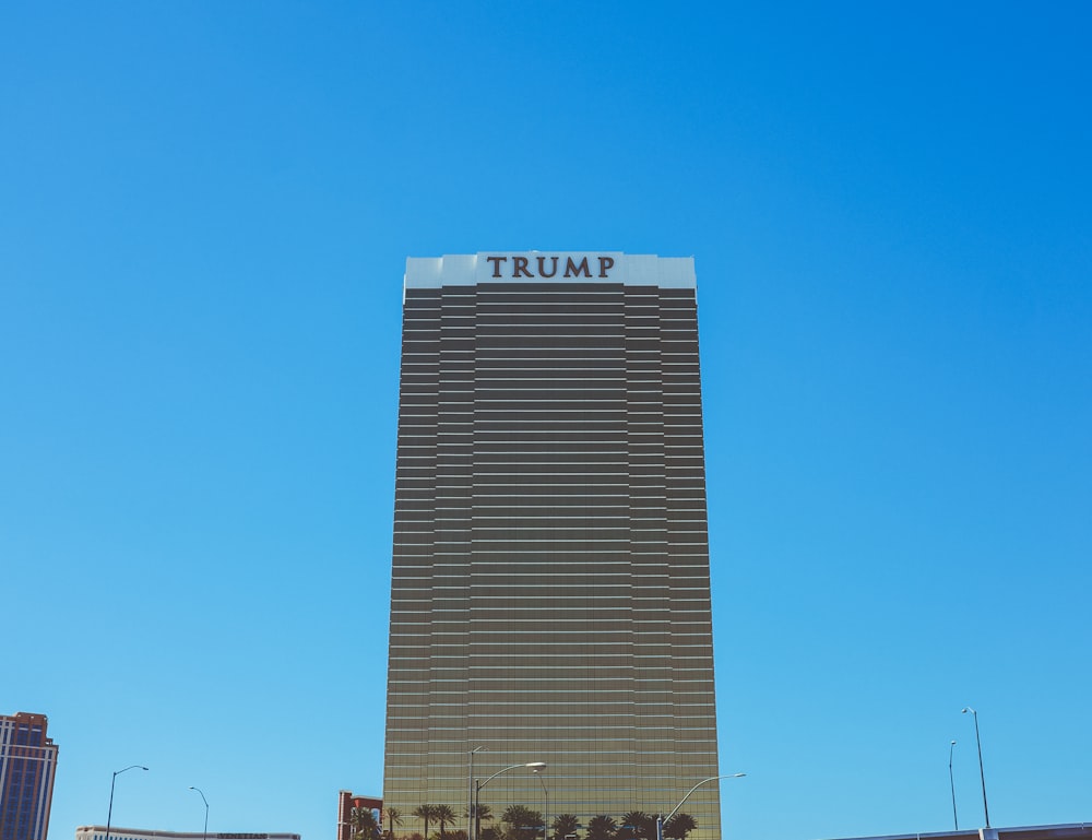 Edificio gris de Trump durante el día