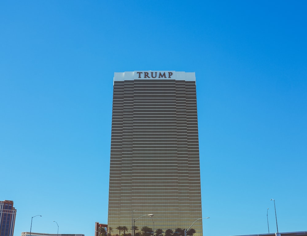 bâtiment gris de Trump pendant la journée