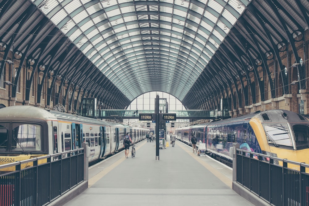 Personas cerca de la estación de tren