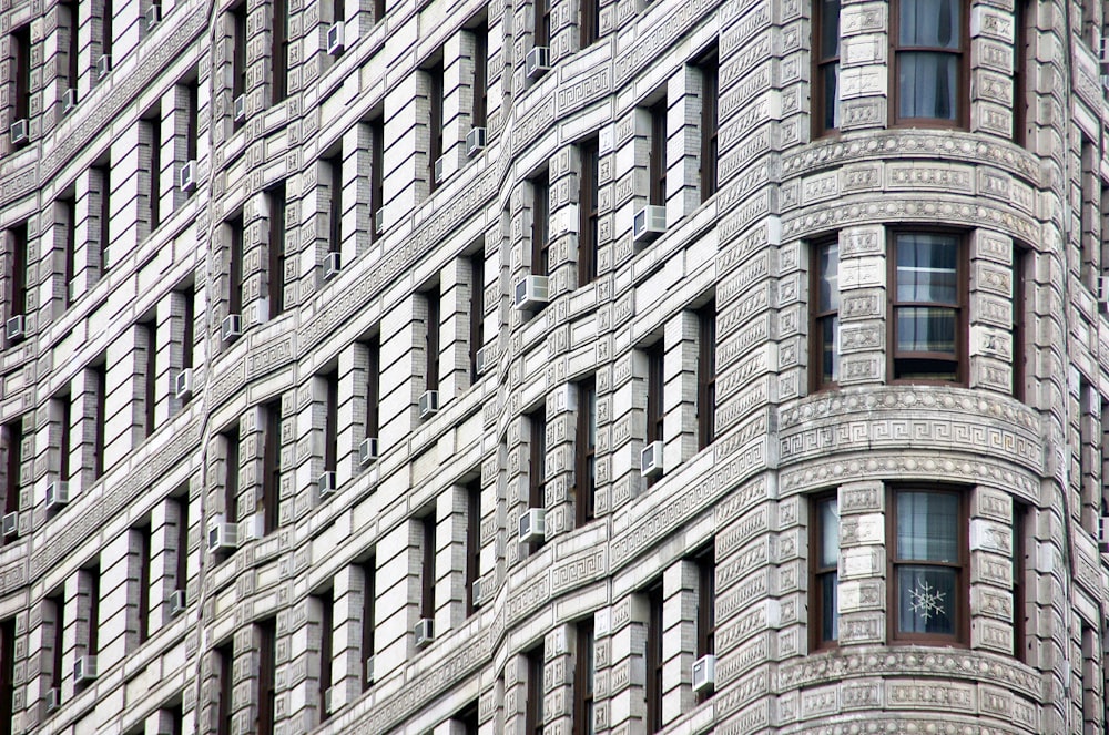 Bâtiment en béton gris