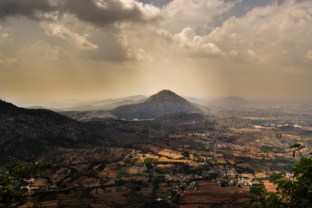 Montagne coperte di erba vicino alla città durante il giorno