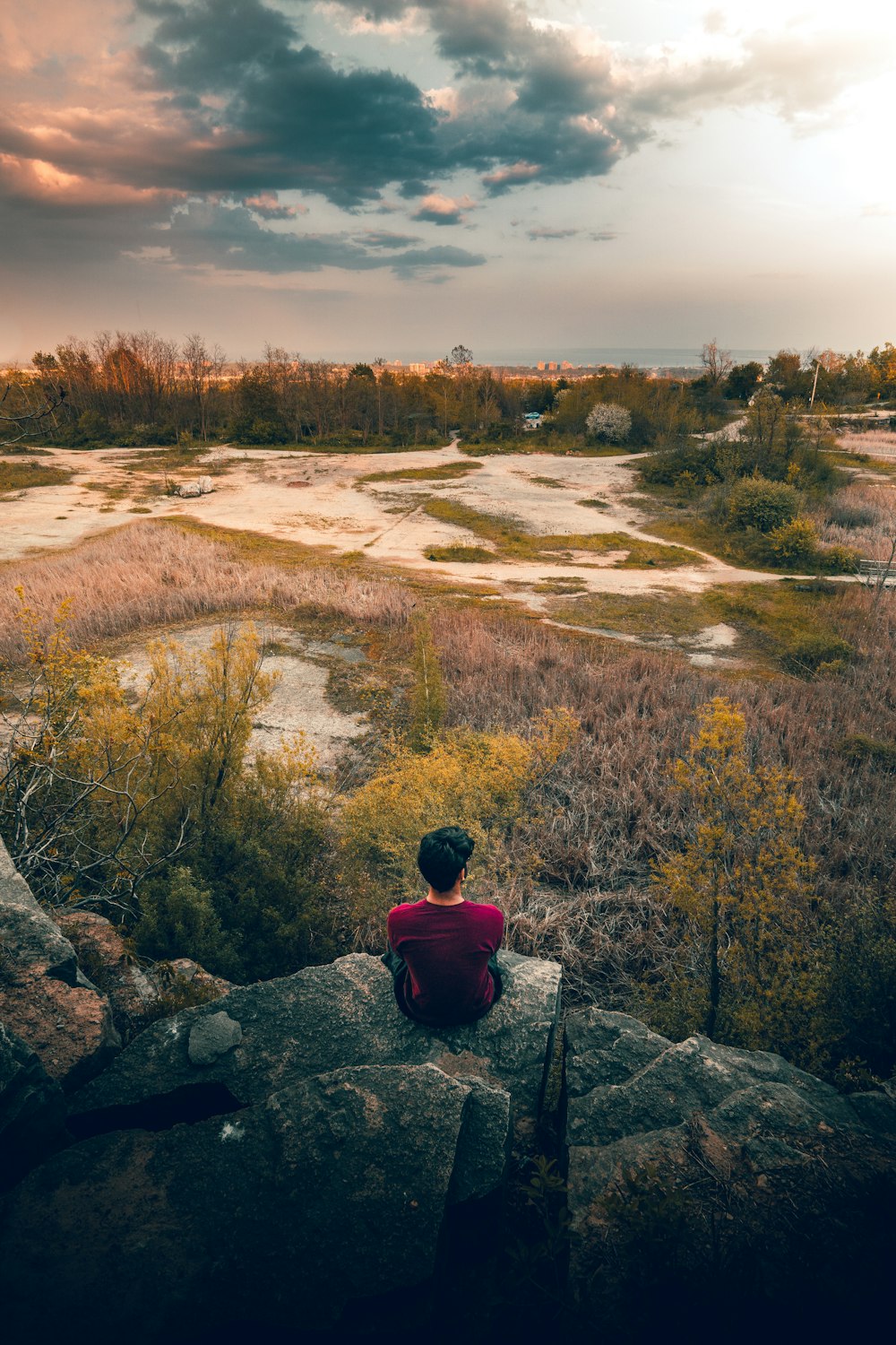 homme assis sur des rochers