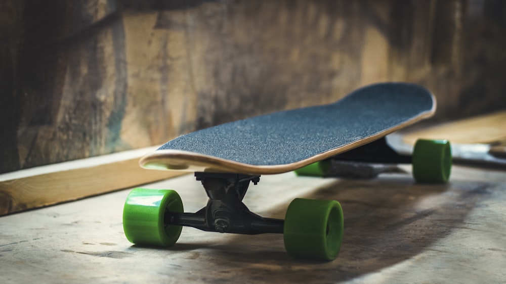 skateboard noir sur surface marron