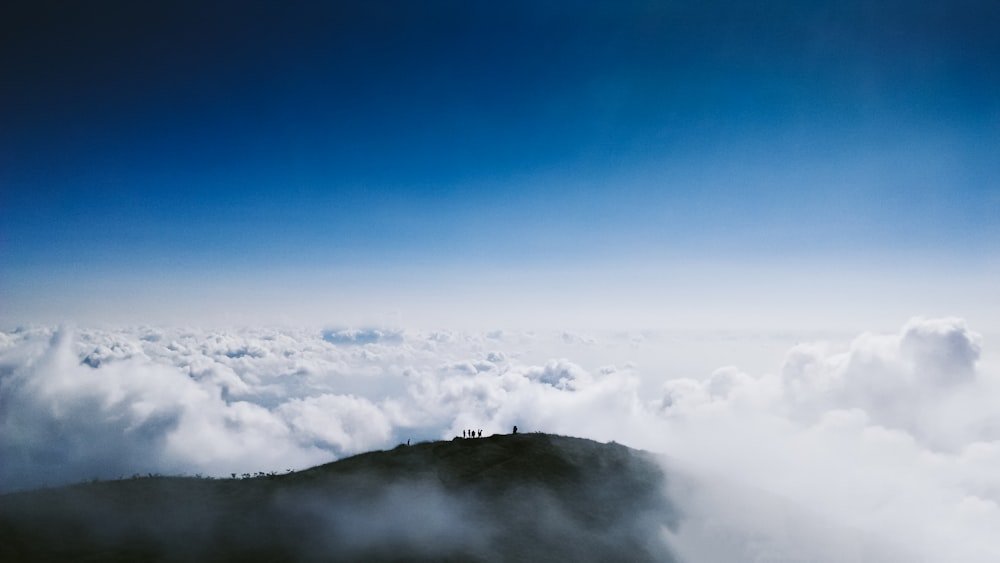 Photo aérienne d’une montagne atteignant les nuages