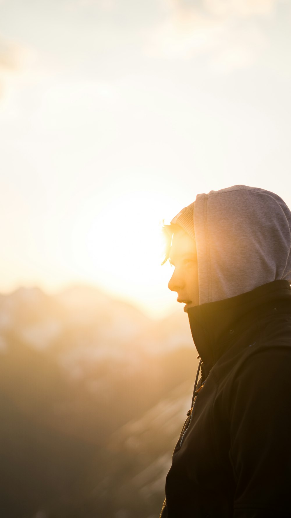 Person, die während des Sonnenuntergangs auf der Seite steht