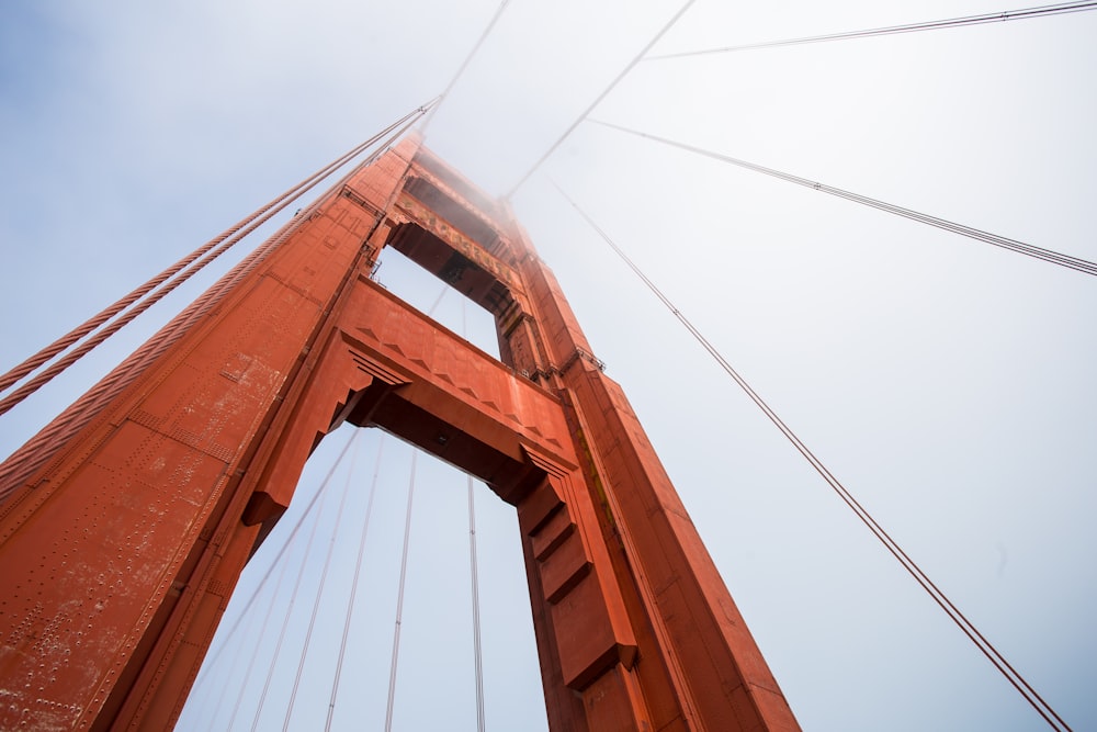 Golden Gate Bridge, San Francisco, Californie en contre-plongée