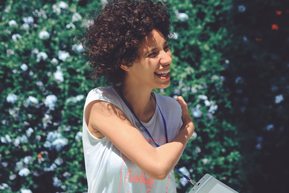 Mujer de pie junto a plantas verdes