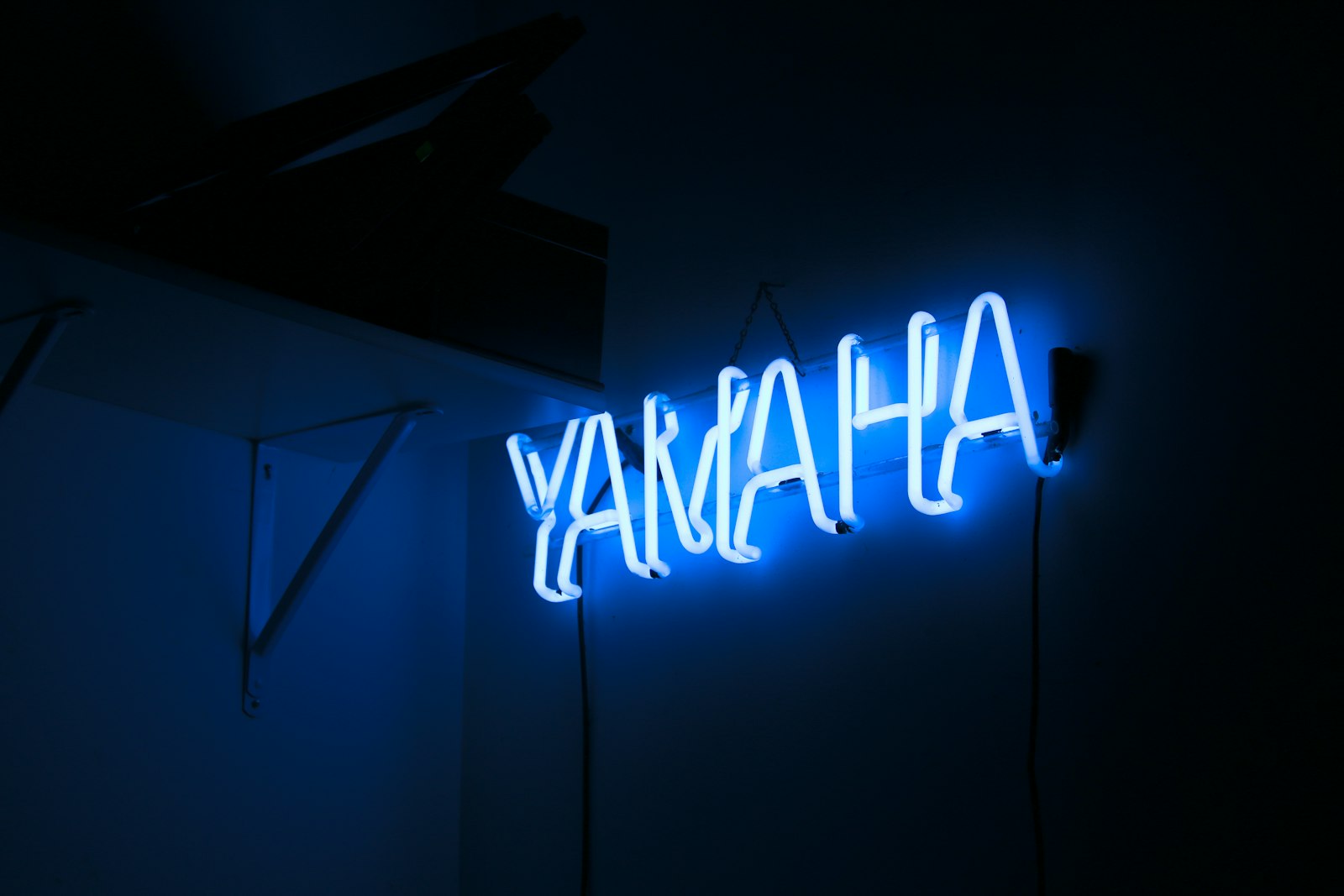 Canon EOS 70D + Tamron AF 28-75mm F2.8 XR Di LD Aspherical (IF) sample photo. Yamaha neon light signage photography