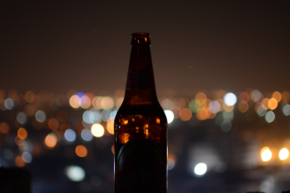 Photo de mise au point peu profonde d’une bouteille en verre brun