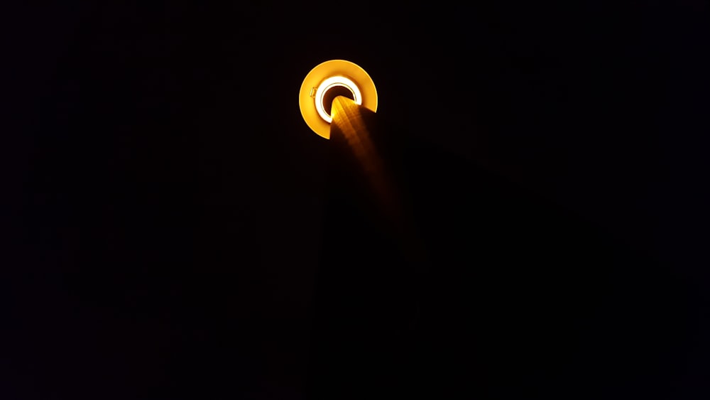 um close up de uma luz de rua no escuro