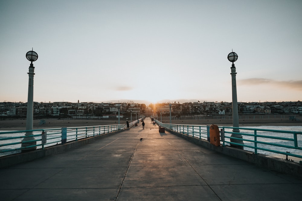 Fotografía de una persona caminando por el puente durante el día