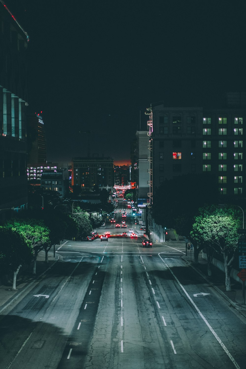 voitures sur la route asphaltée grise pendant la nuit