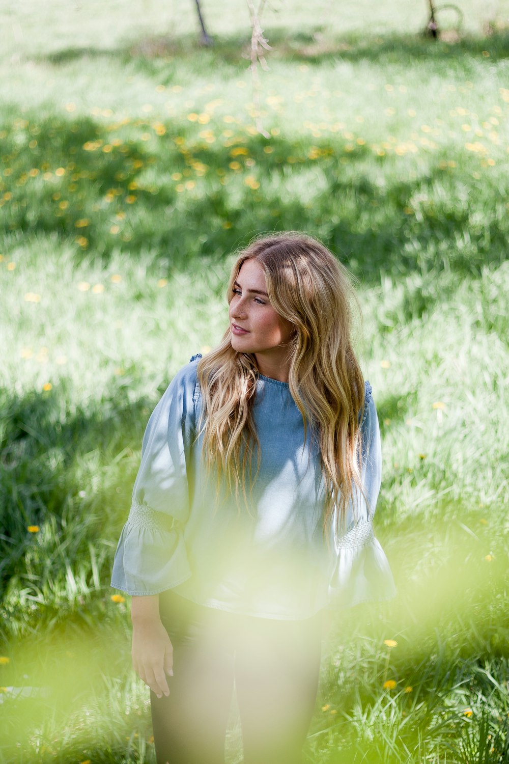 femme debout sur le champ d’herbe