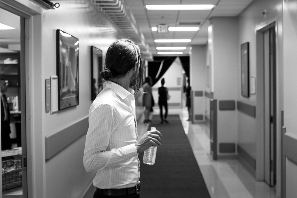 Fotografía en escala de grises de una persona con camisa de vestir blanca