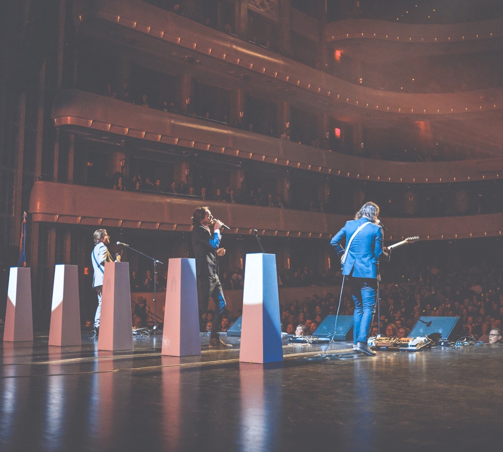 Fotografía de un hombre cantando en el escenario