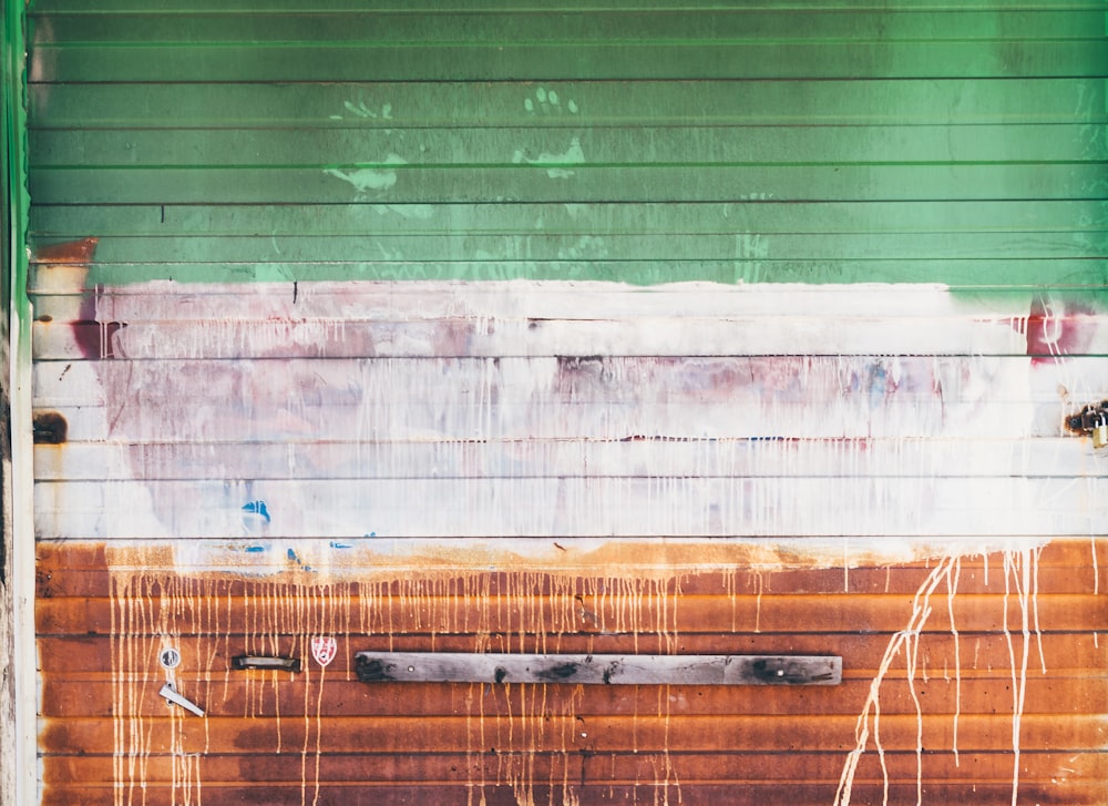 茶色と緑のペンキを塗った木製の壁