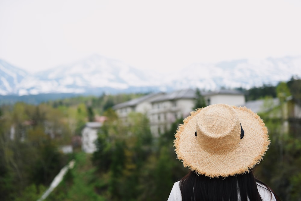 Uomo che vede sulla montagna