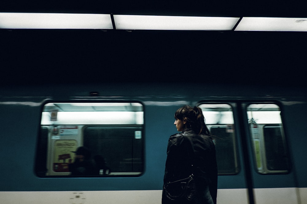 閉ざされた電車のドアのそばに立つ女性