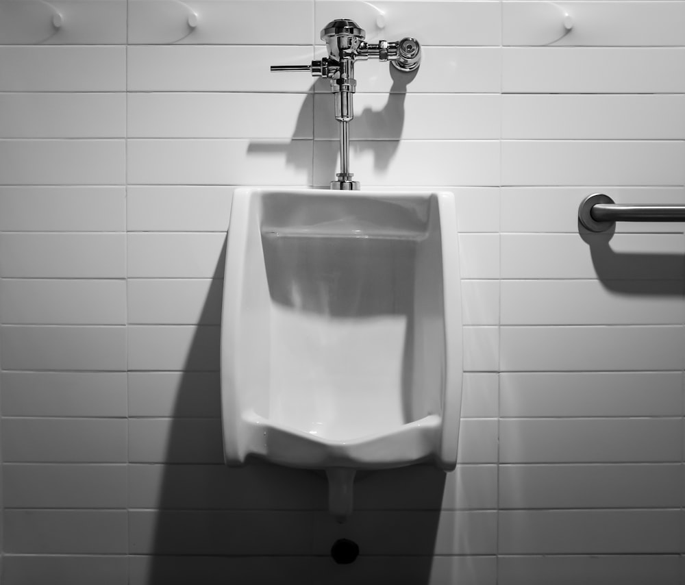 un urinario montado en una pared en un baño