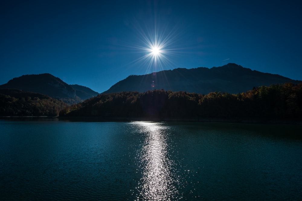 Montagna marrone vicino allo specchio d'acqua