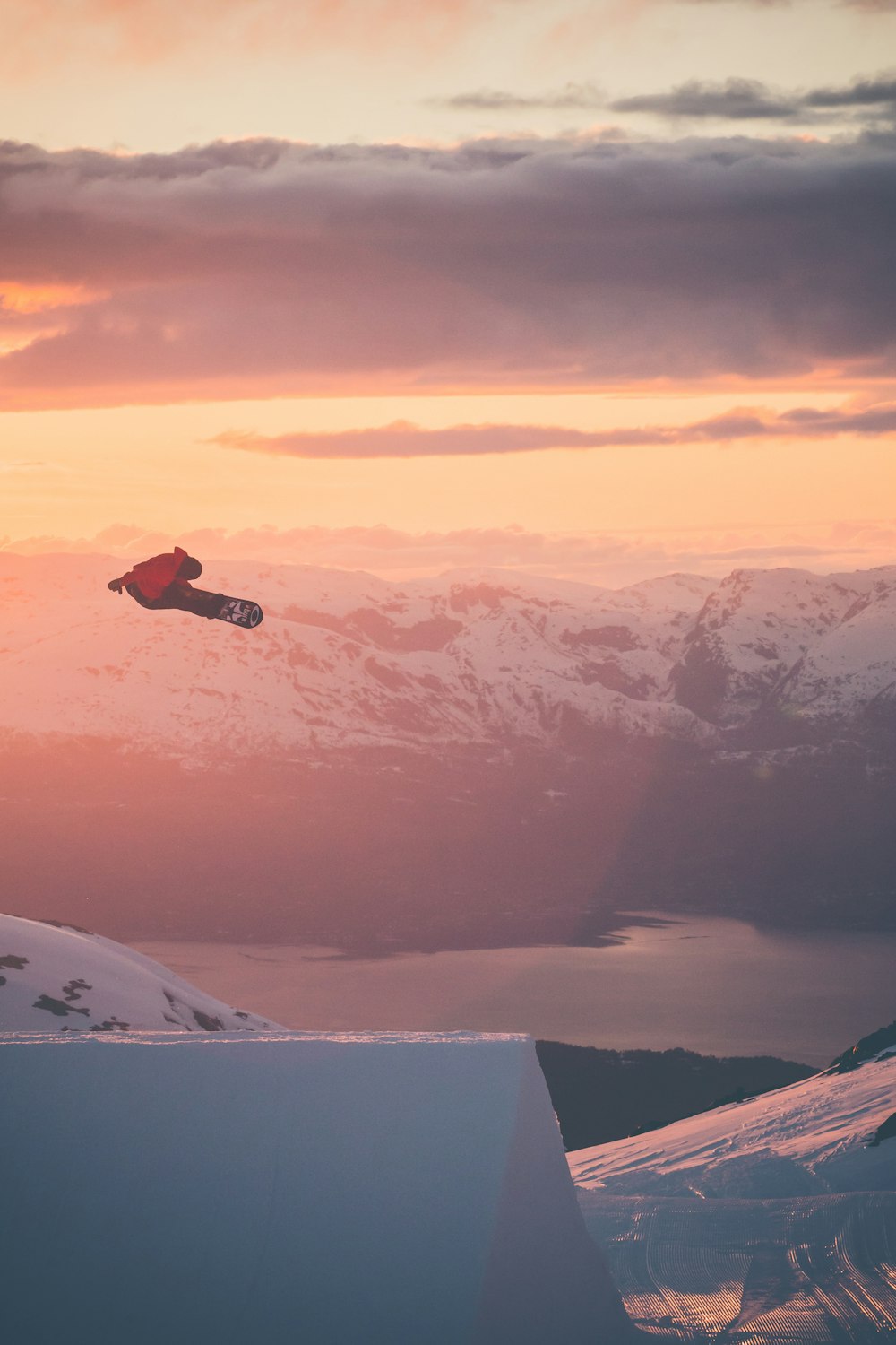 Person Snowboarden am Berg