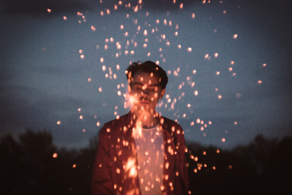 uomo che tiene sparkler