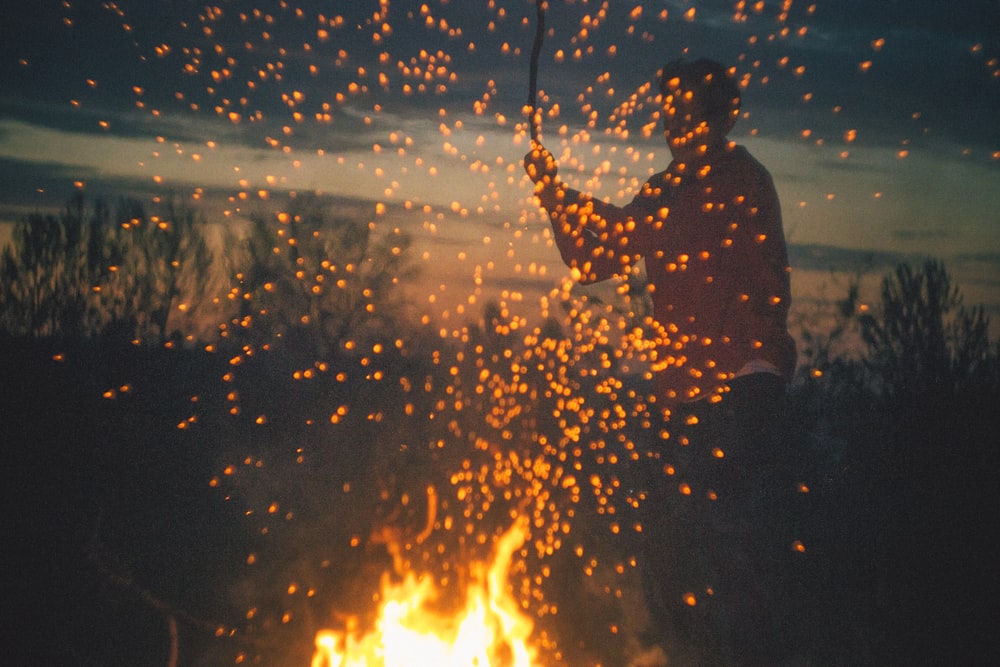 hombre jugando al fuego de hueso