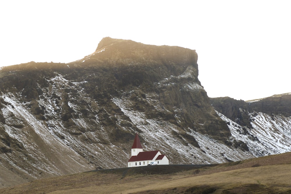 Casa branca e marrom perto da montanha cinza