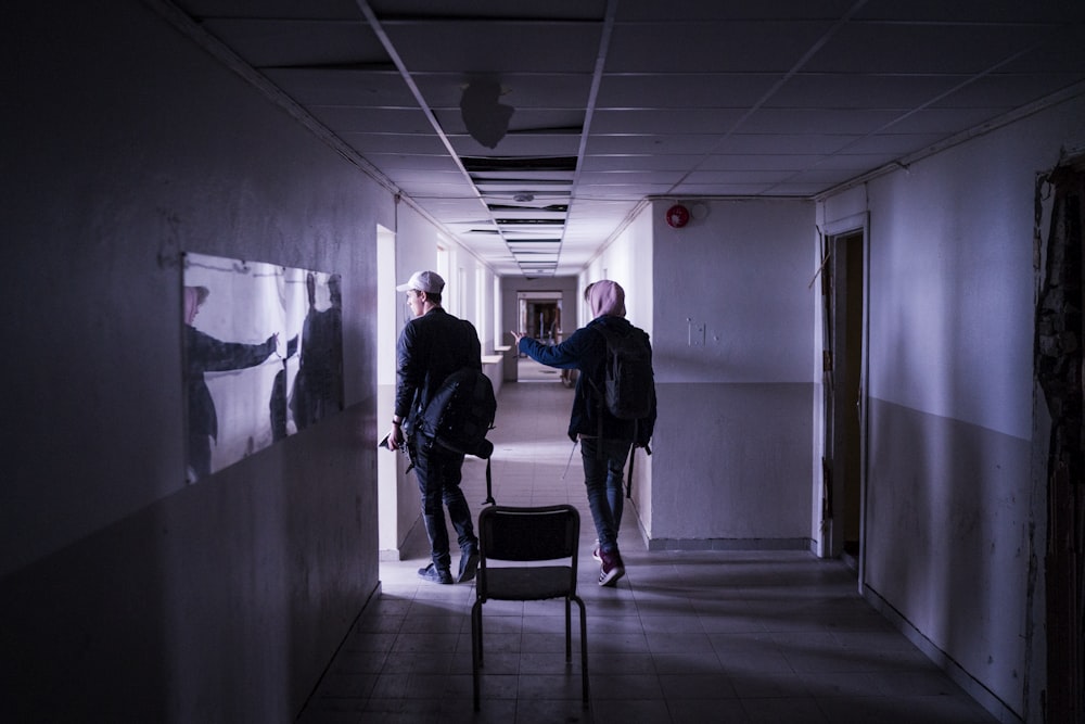 dois homens caminhando no corredor