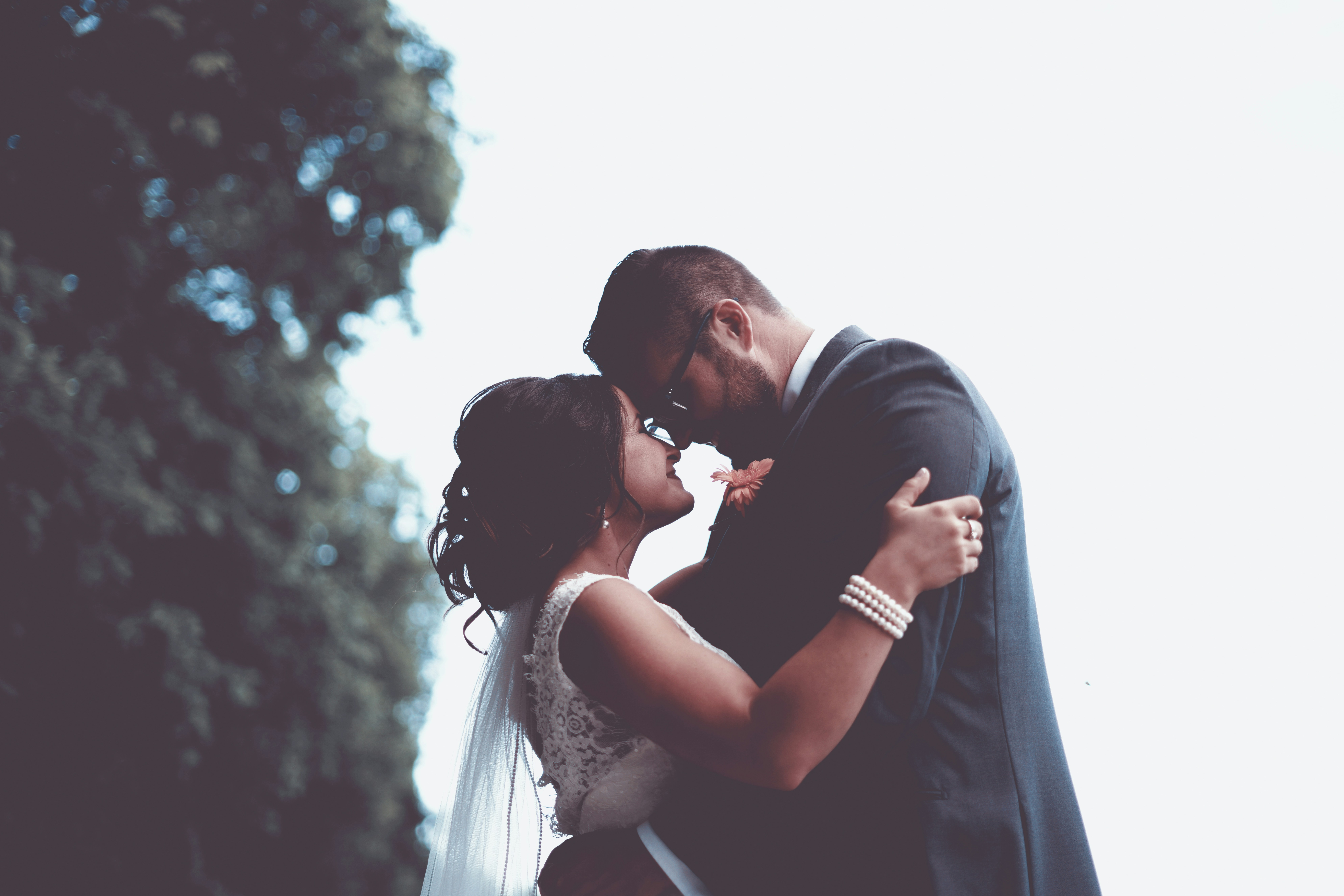 This is a beautiful couple with a beautiful story. On this day, while filming, me and partner unfortunately had to shake hands with the rain for a short time but thankfully it was short, throughout the day you could see the unified presence and lovely chemistry breathing and living between the these two couple. follow the team I work with on: Instagram @ skyestudiosmedia