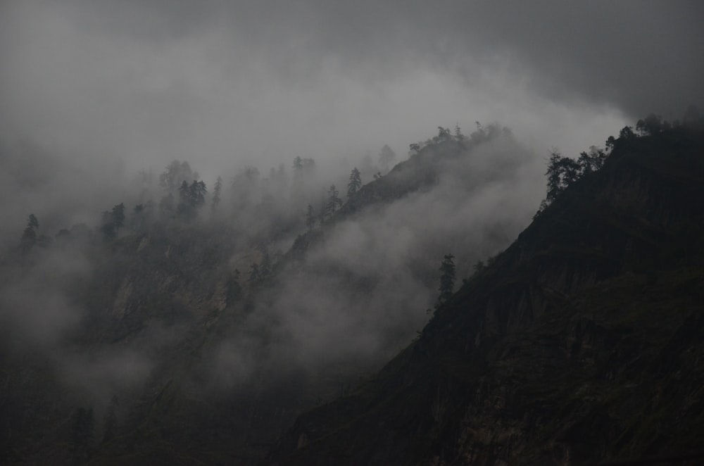 霧に包まれた黒い山