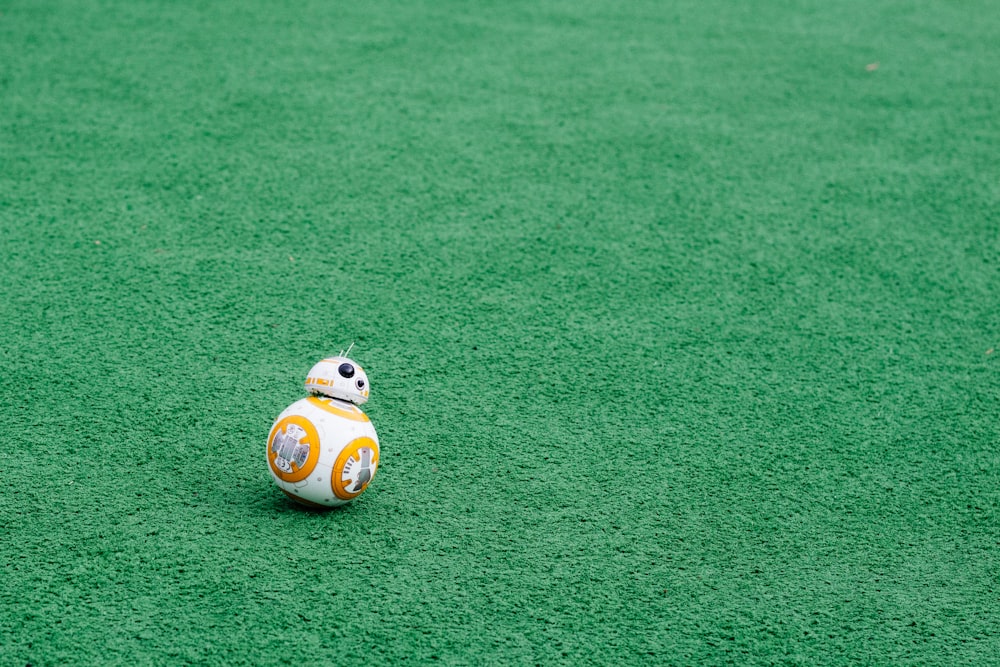 BB-8 sur un terrain d’herbe verte