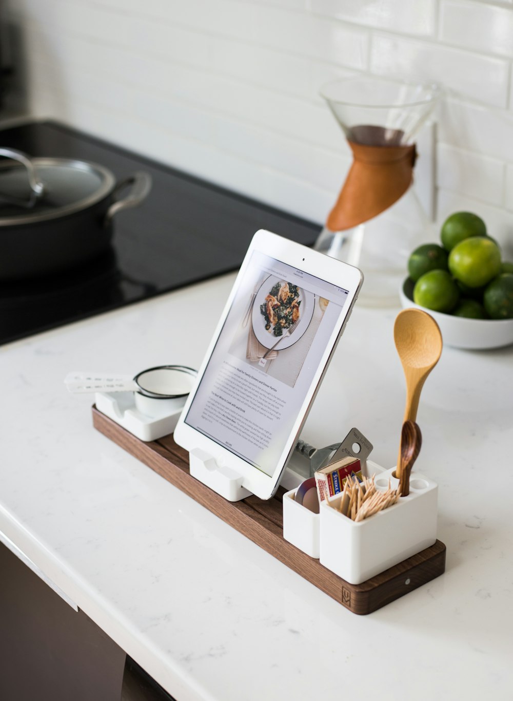 foto de primer plano de encendido del iPad con estante sobre la mesa