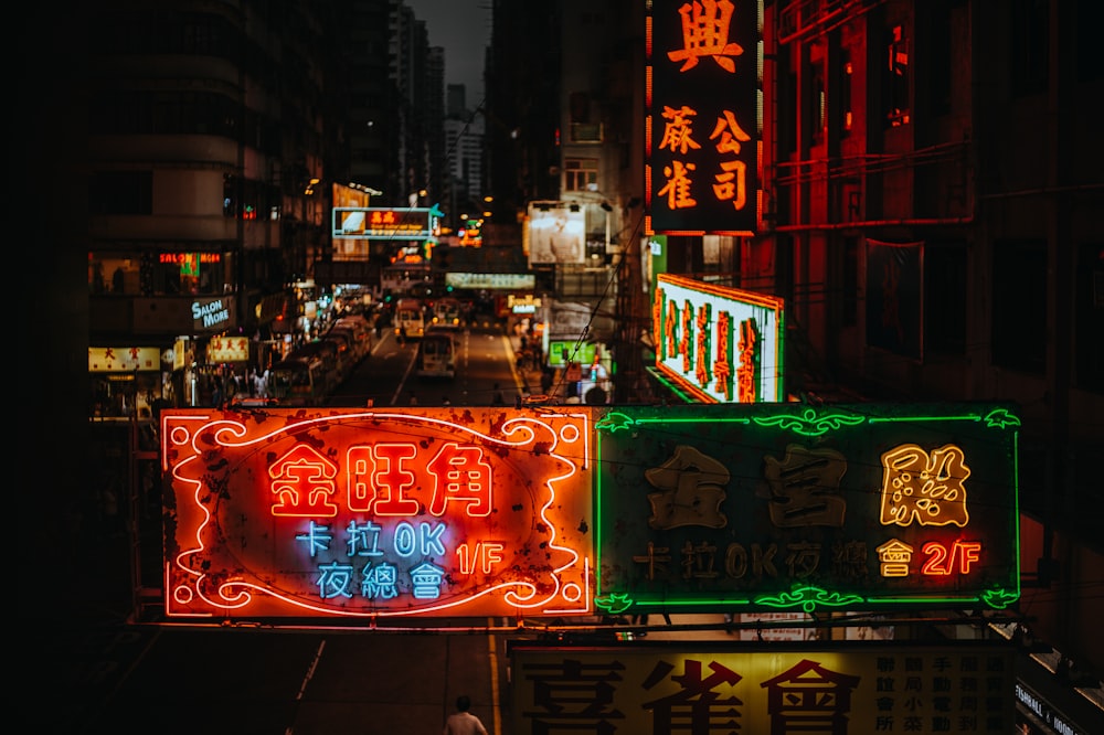 夜間の建物に点灯した漢字LEDサインの盛り合わせ