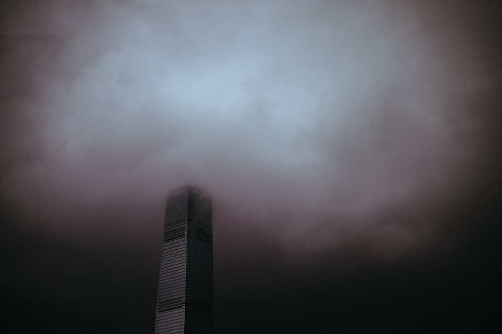 灰色の空の下の高層ビル