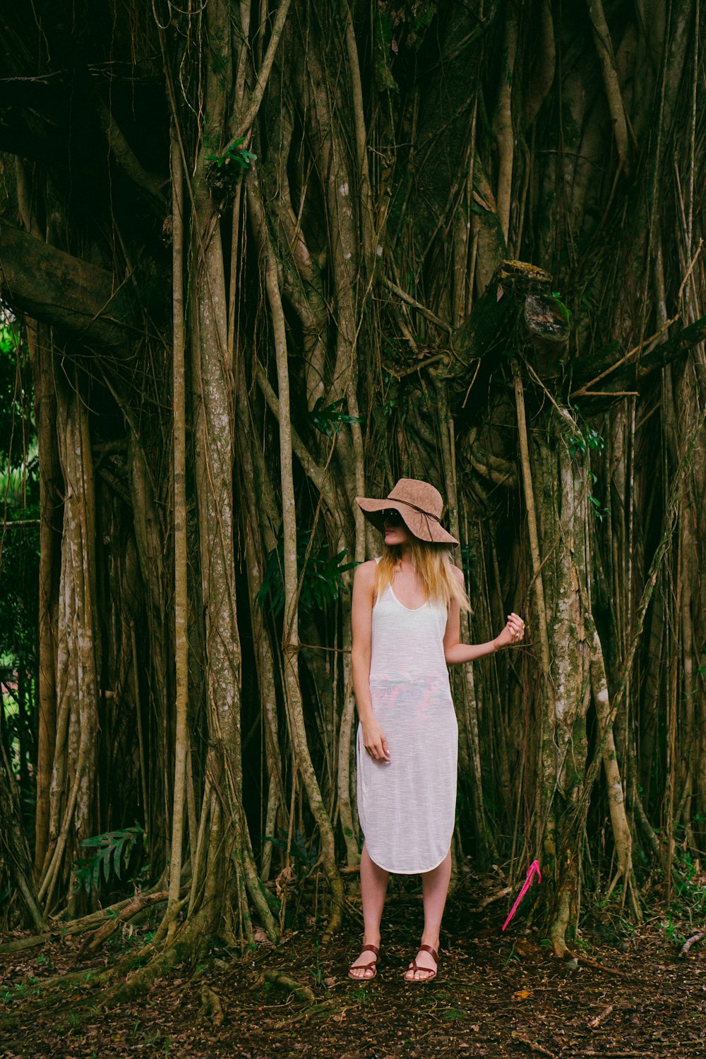 Mujer de pie cerca de un árbol
