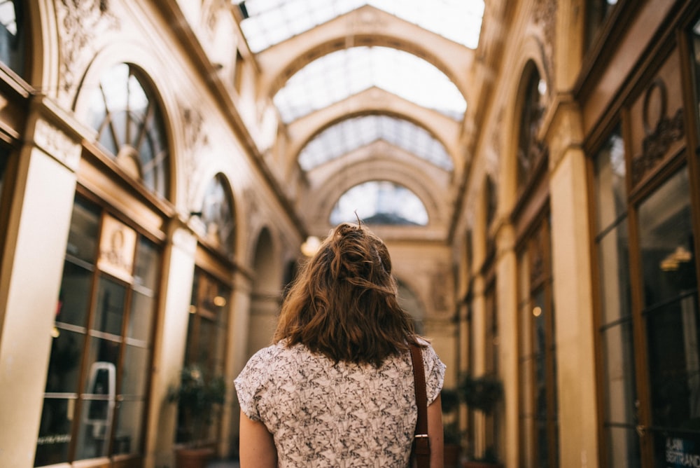 femme près de l’immeuble