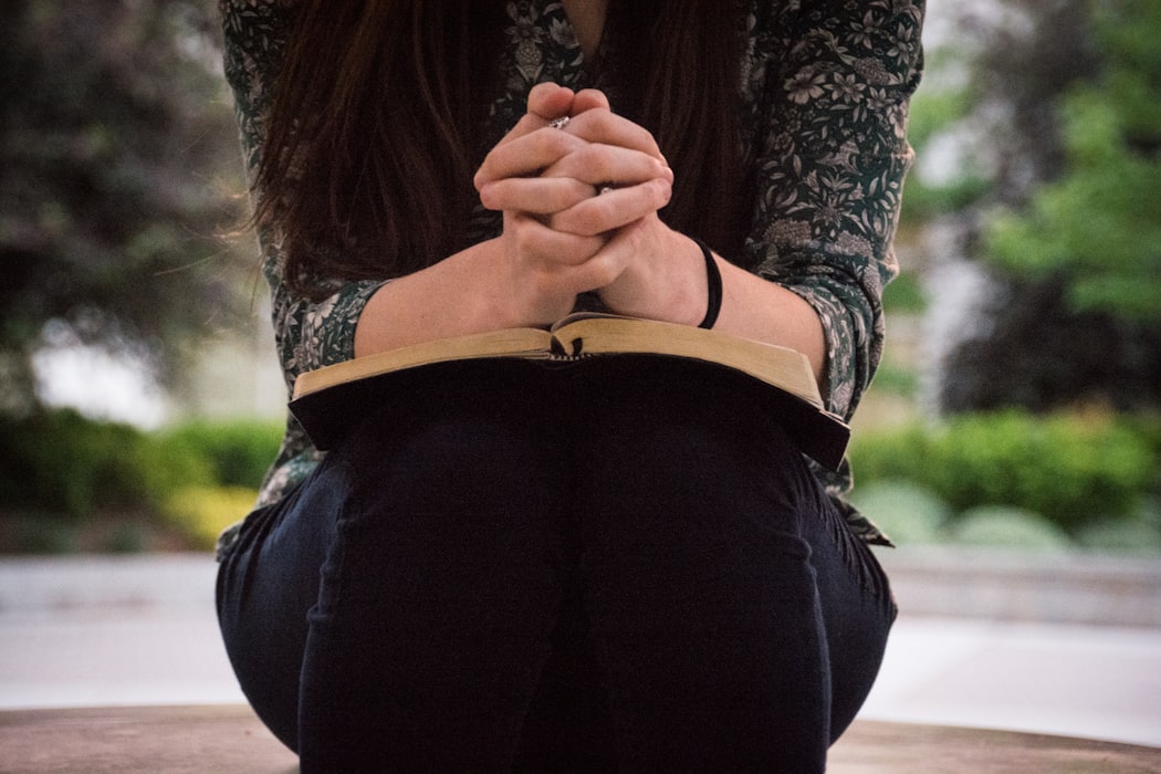 donna seduta a pregare