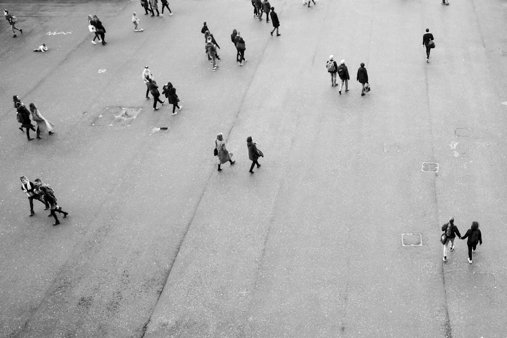 Photographie aérienne de personnes sur une aire ouverte