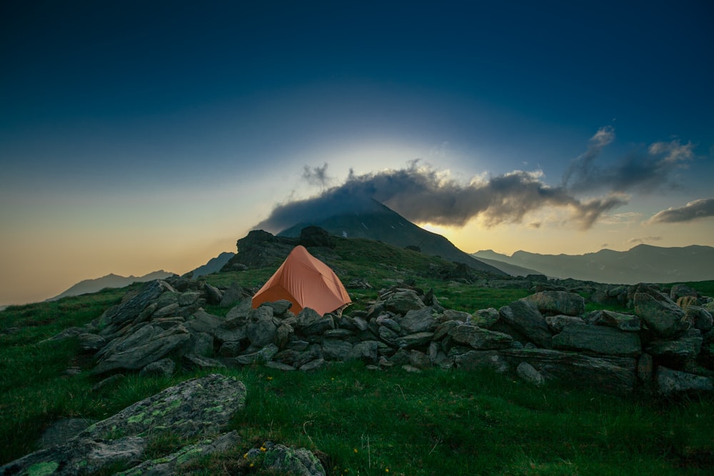 山の近くの岩の山